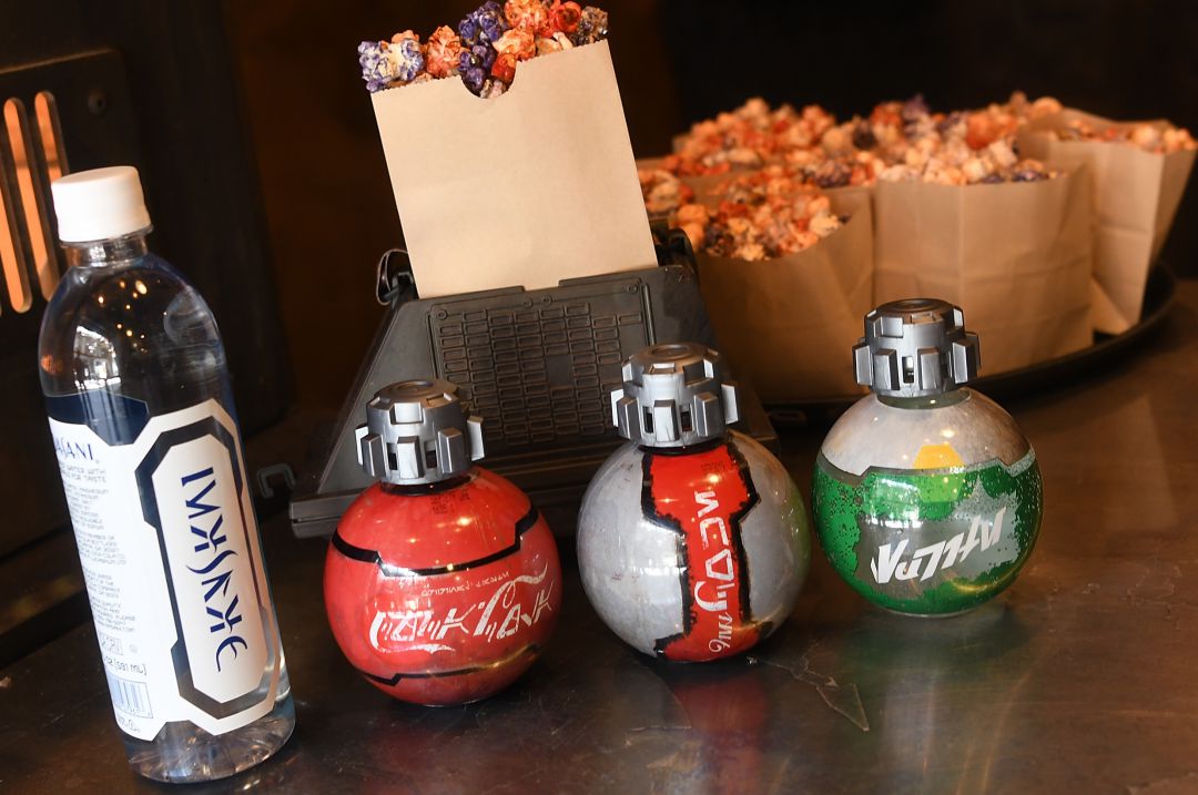 Las polémicas botellas de Coca Cola. Las polémicas botellas de Coca Cola.