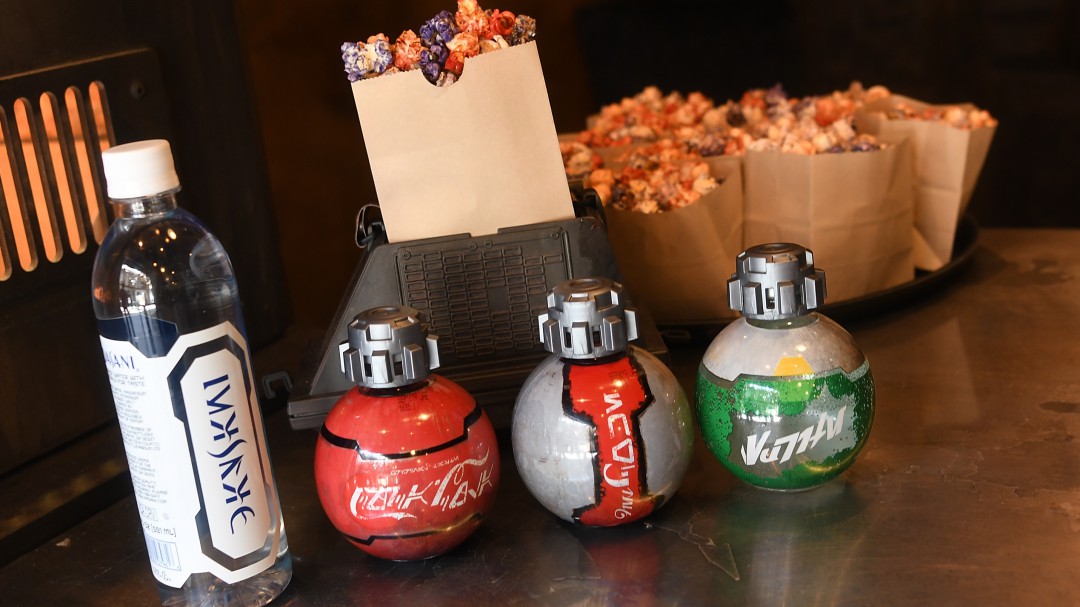 Estados Unidos prohíbe volar con las botellas del parque temático de Star Wars porque parecen granadas