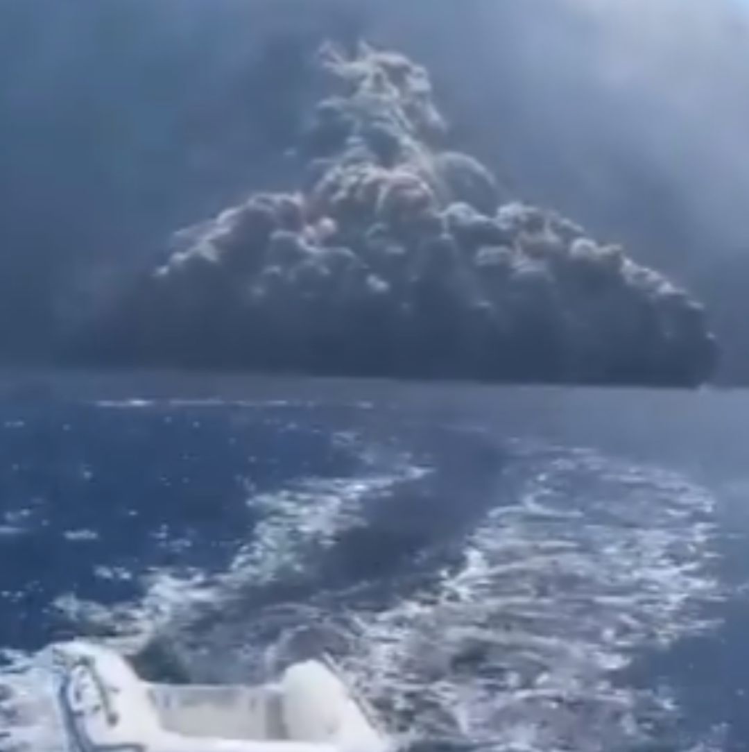 La nube de ceniza extendiéndose por el mar Tirreno. La nube de ceniza extendiéndose por el mar Tirreno.