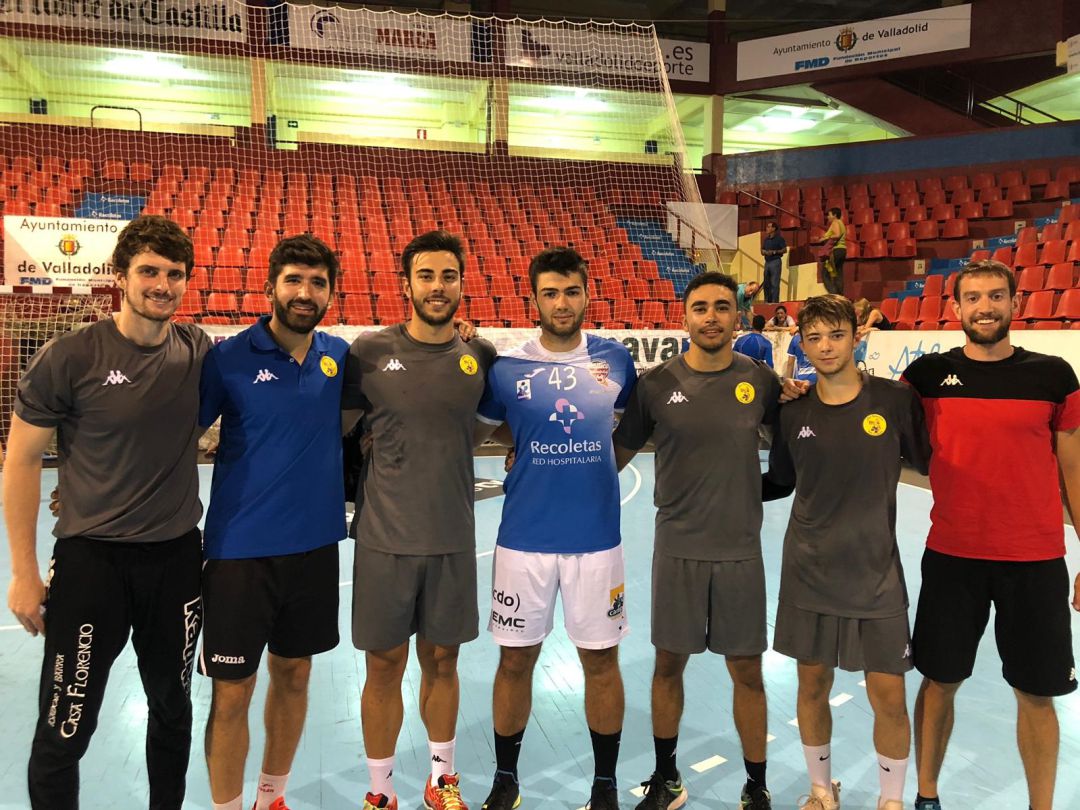 Los canteranos amarillos: Rodri del Val -2º por la izquierda-, junto a Fran Abajo, Manu García, Abdela y el debutante Sergio Calleja -2º por la derecha-. Los canteranos amarillos: Rodri del Val -2º por la izquierda-, junto a Fran Abajo, Manu García, Abdela y el debutante Sergio Calleja -2º por la derecha-.