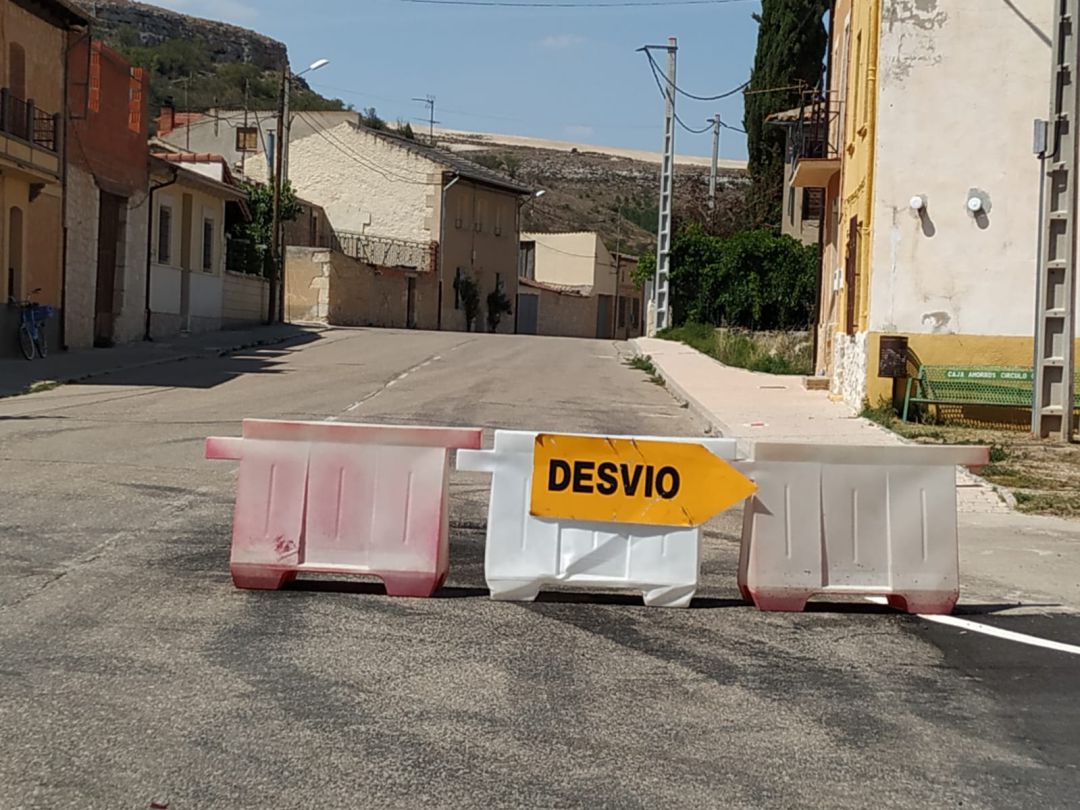 Desvío señalizado de las obras en Adrada de Haza Desvío señalizado de las obras en Adrada de Haza
