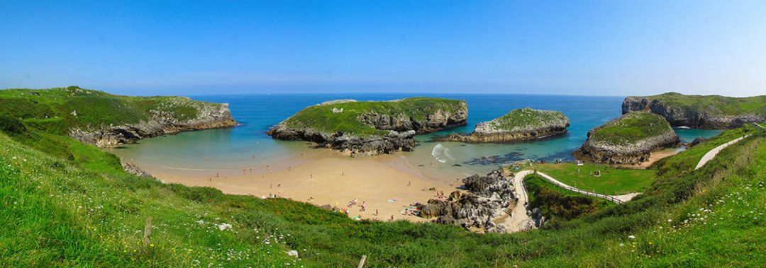 Panorámica de la playa de Cué (Llanes) Panorámica de la playa de Cué (Llanes)