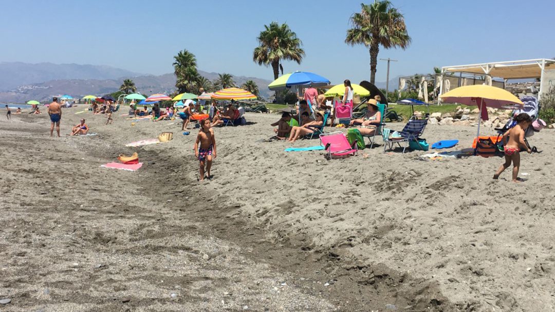 Organizan una jornada de limpieza de las playas de Granada