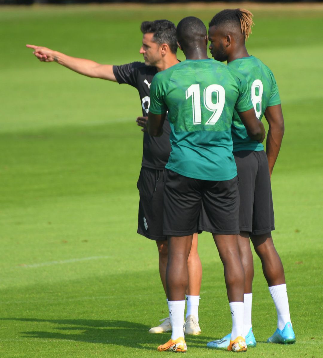 Karim Yoda ayudó ayer a Ania en el entrenamiento, traduciendo sus instrucciones a Aris Nkaka. Karim Yoda ayudó ayer a Ania en el entrenamiento, traduciendo sus instrucciones a Aris Nkaka.