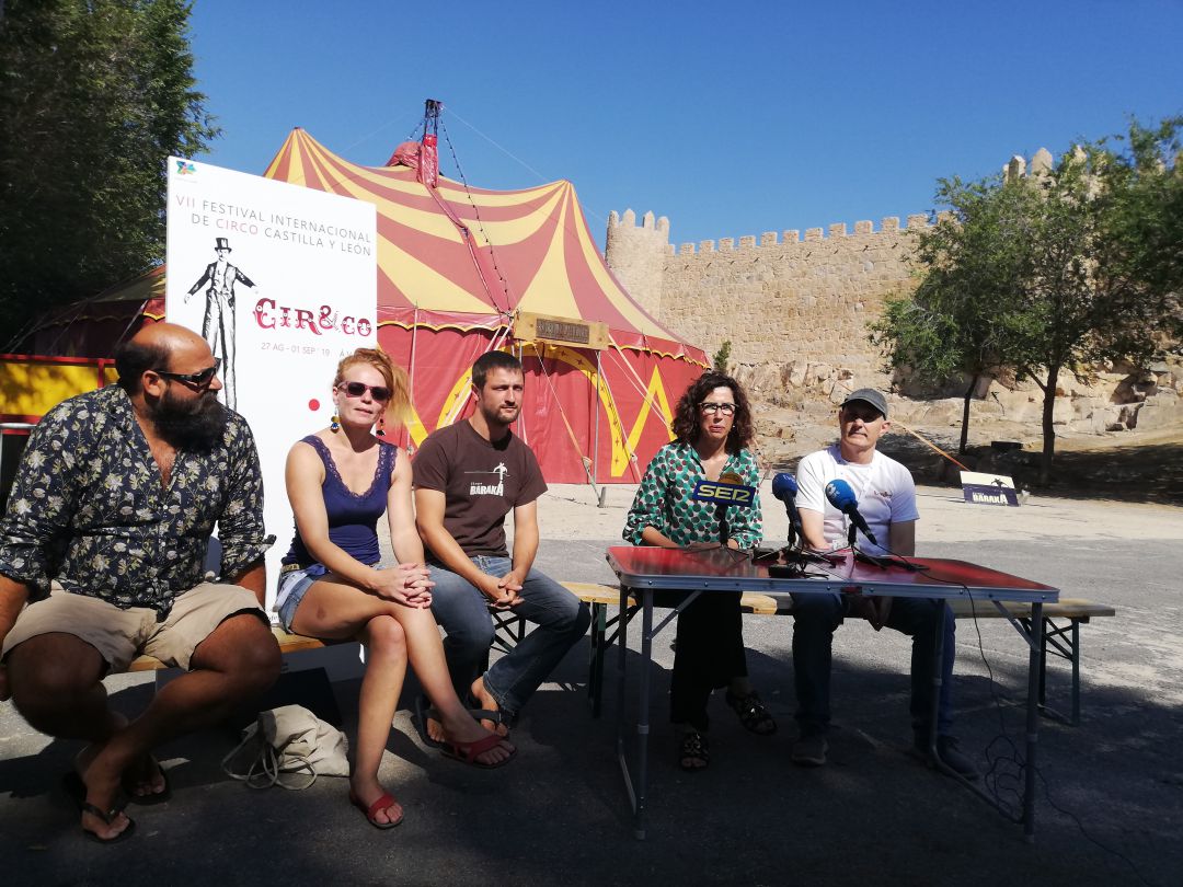 Los representantes de las tres compañías en la carpa del arco de San Isidro Los representantes de las tres compañías en la carpa del arco de San Isidro
