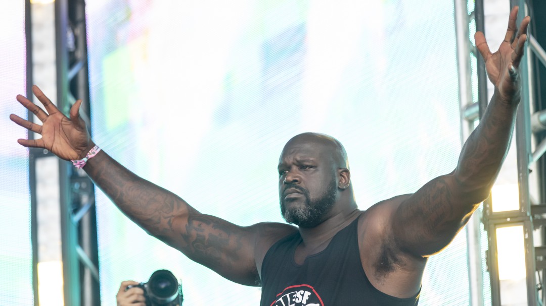 El viral del momento: la sorprendente entrada de Shaquille O'Neal en un Smart