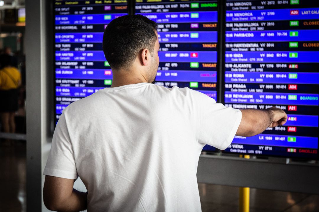 Un hombre mira el panel de información de los vuelos de salida del Aeropuerto 'Josep Tarradellas Barcelona-El Prat'. Un hombre mira el panel de información de los vuelos de salida del Aeropuerto 'Josep Tarradellas Barcelona-El Prat'.