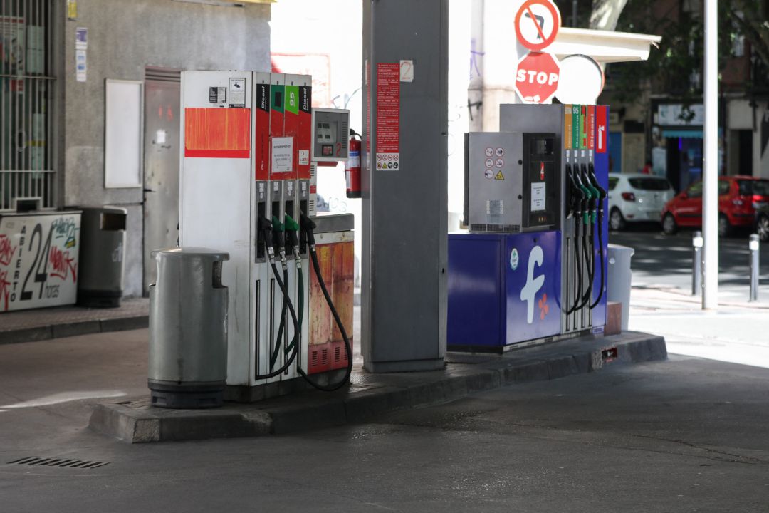 Personas ponen gasolina en sus coches en una gasolinera de Madrid. Personas ponen gasolina en sus coches en una gasolinera de Madrid.