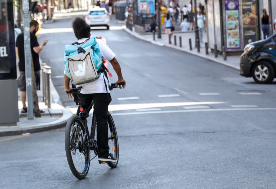 Un repartidor de Deliveroo. Un repartidor de Deliveroo.