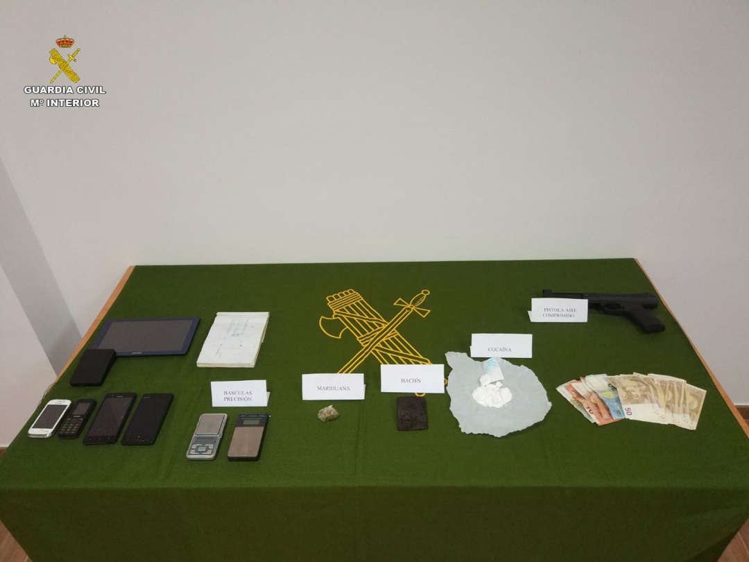 Droga y material informático recaudado por la Guardia Civil Droga y material informático recaudado por la Guardia Civil