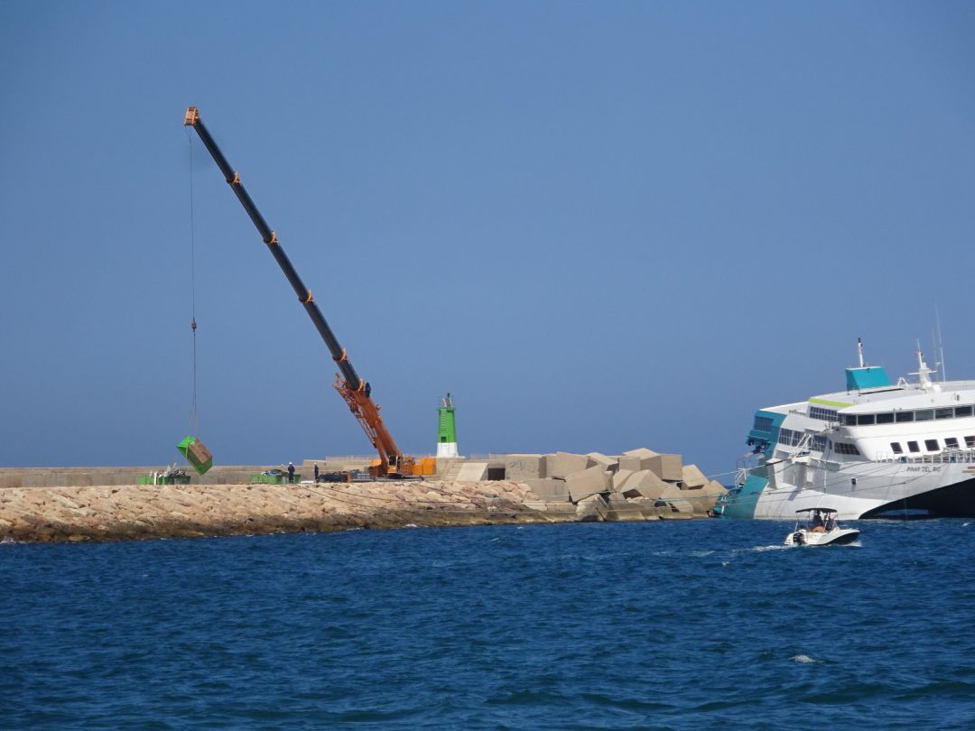Comienzan a retirar el ferry encallado en la escollera de Dénia Comienzan a retirar el ferry encallado en la escollera de Dénia