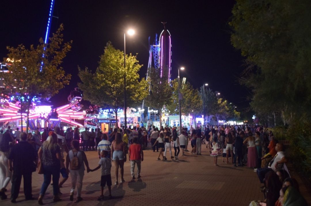 El recinto ferial, durante una de las noches de las fiestas linarenses. El recinto ferial, durante una de las noches de las fiestas linarenses.