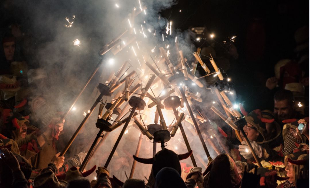 L'Aquelarre viu avui divendres una festa del foc amb la participació de diables i bèsties de tot Catalunya. L'Aquelarre viu avui divendres una festa del foc amb la participació de diables i bèsties de tot Catalunya.