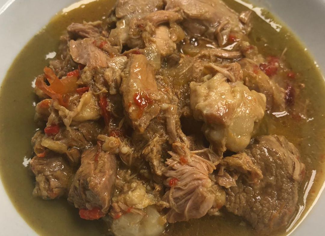 Guiso de cordero sobre cremoso de curry y berenjena Guiso de cordero sobre cremoso de curry y berenjena