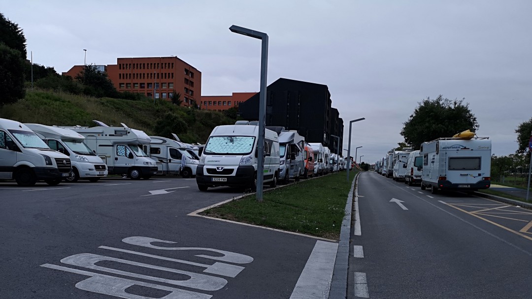 Los autocaravanistas denuncian una "ordenanza a la carta" para evitar que sus vehículos aparquen en Santander