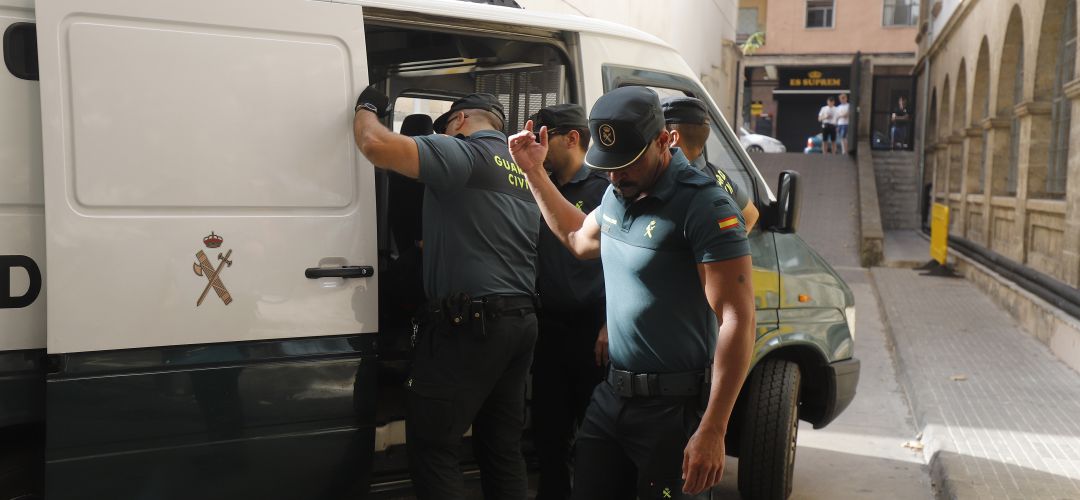 Agentes de la Guardia Civil en un furgón Agentes de la Guardia Civil en un furgón
