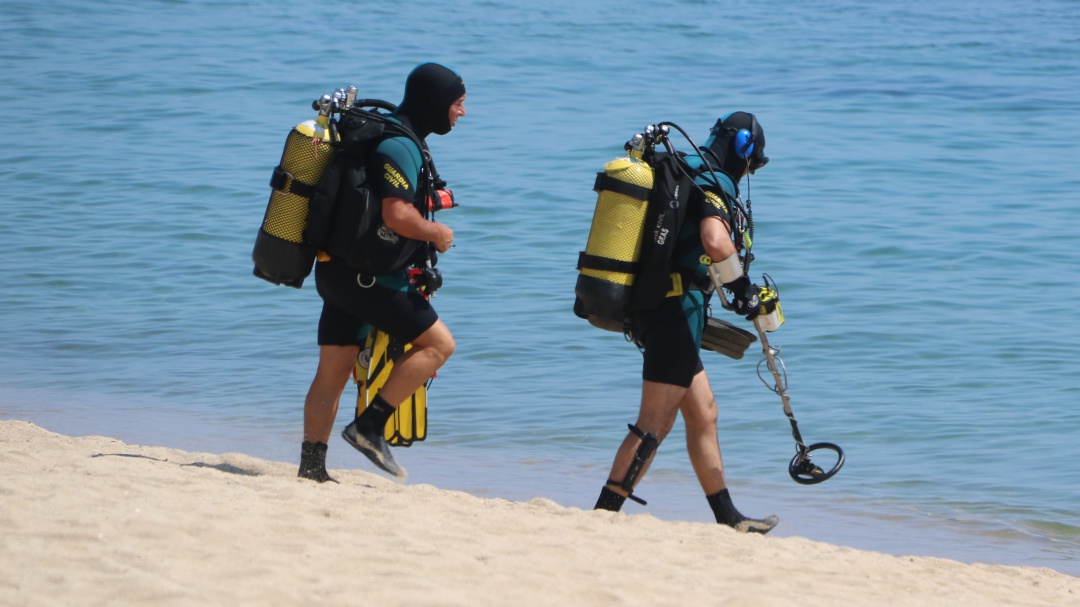 La Armada examinará el supuesto artefacto localizado a 15 metros de una playa de Badalona