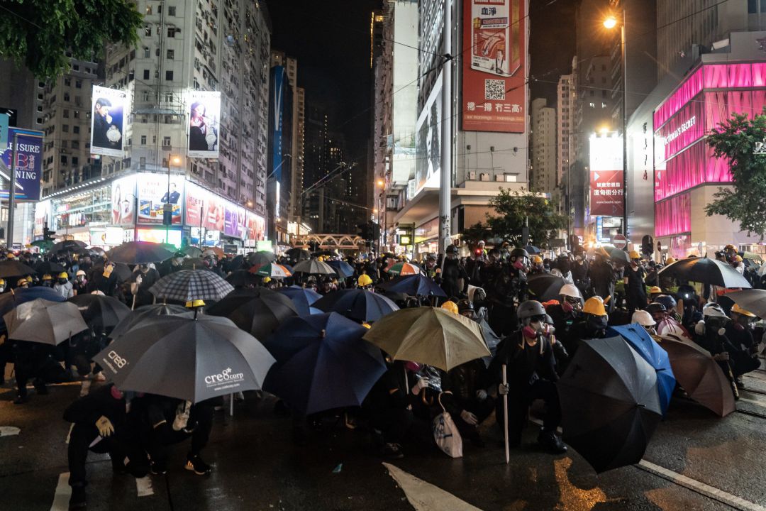 Decenas de miles de personas desafiaron a la lluvia y marcharon por las calles del distrito financiero de Hong Kong Decenas de miles de personas desafiaron a la lluvia y marcharon por las calles del distrito financiero de Hong Kong