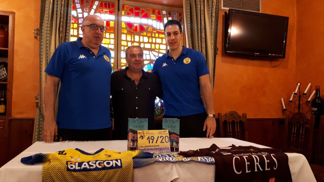 El entrenador del Villa de Aranda, Alberto Súarez (i), junto a Rodolfo, gerente de Asador El Pastor, y el central Lucas Grandi, en la rueda de prensa previa a la disputa de la Copa. El entrenador del Villa de Aranda, Alberto Súarez (i), junto a Rodolfo, gerente de Asador El Pastor, y el central Lucas Grandi, en la rueda de prensa previa a la disputa de la Copa.