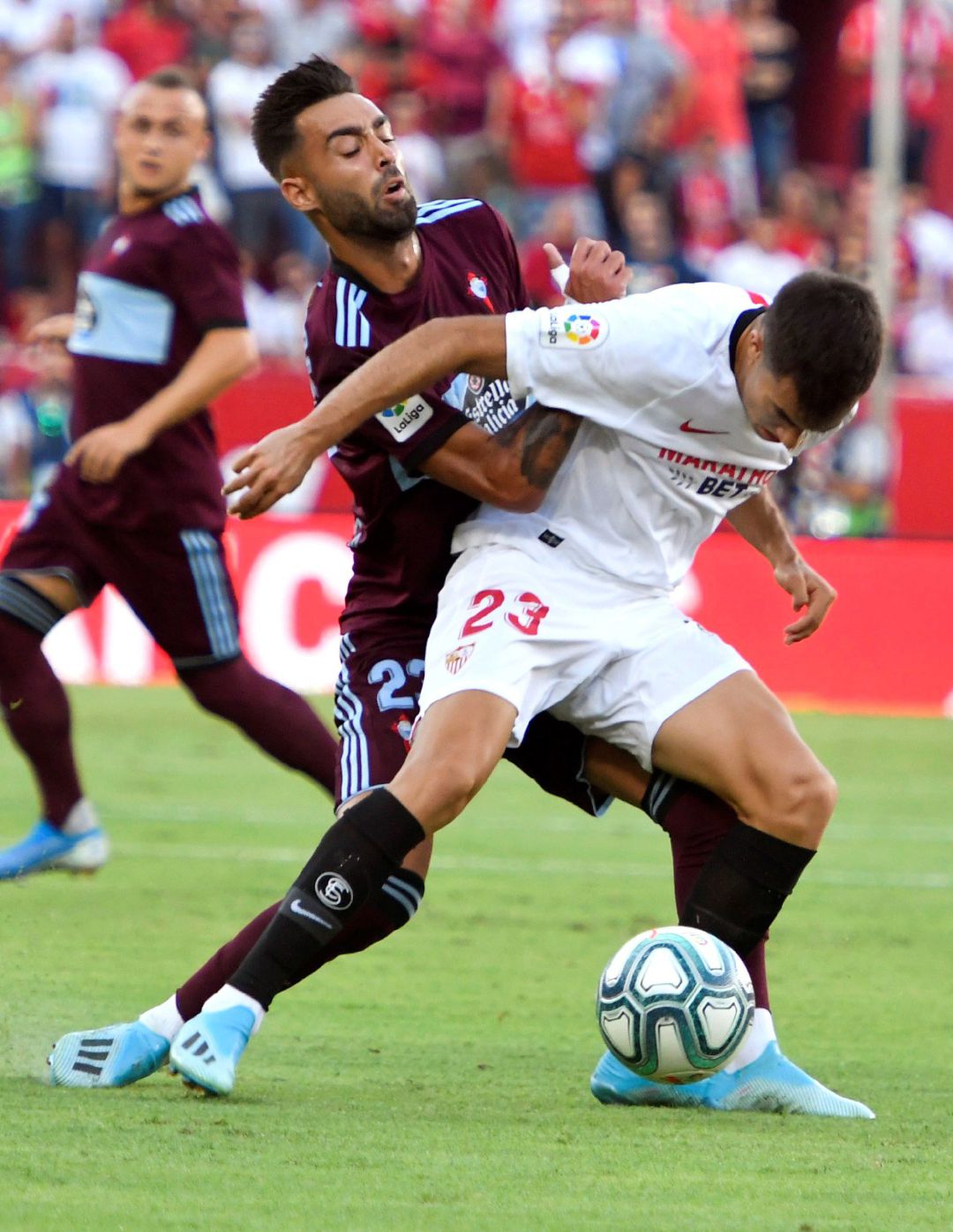 Reguilón disputa un balón ante Brais Méndez Reguilón disputa un balón ante Brais Méndez