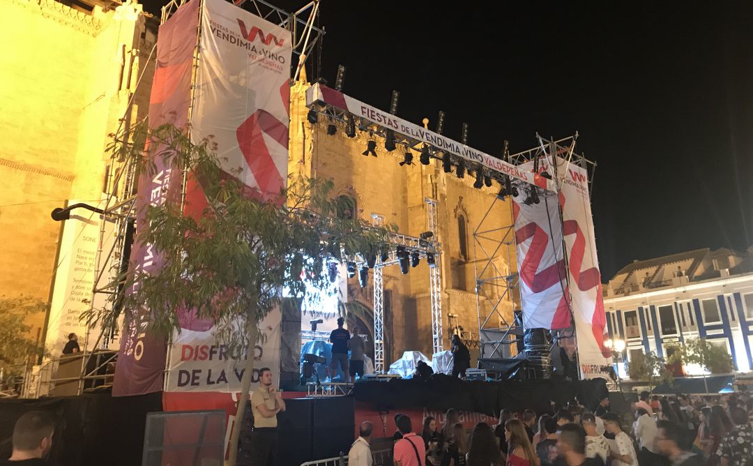El escenario de las Fiestas del Vino, minutos después de la cancelación del concierto de "Lagarto Amarillo" El escenario de las Fiestas del Vino, minutos después de la cancelación del concierto de "Lagarto Amarillo"