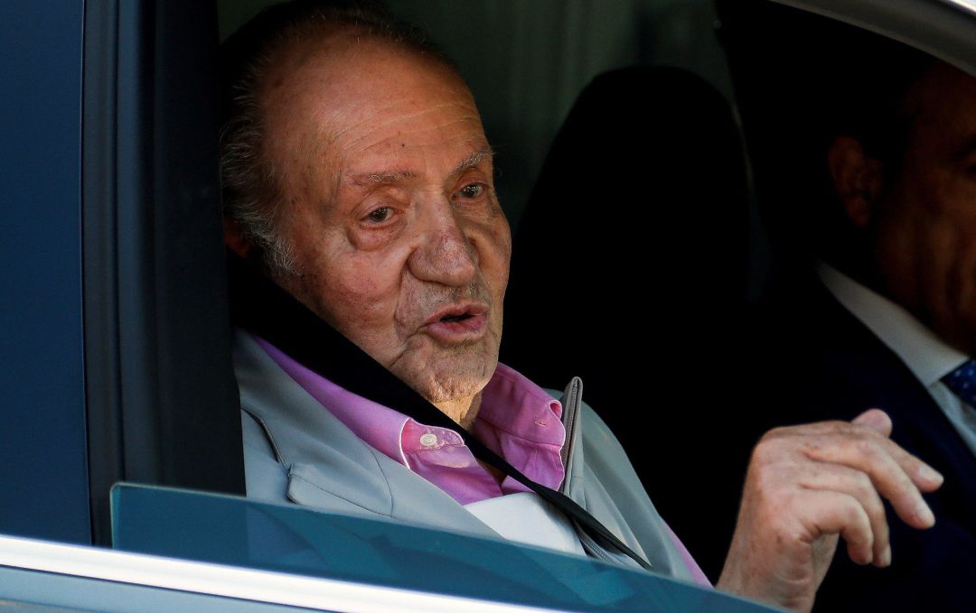 El rey Juan Carlos se dirige a los periodistas que esperaban en el centro Quirón Salud Madrid de Pozuelo de Alarcón El rey Juan Carlos se dirige a los periodistas que esperaban en el centro Quirón Salud Madrid de Pozuelo de Alarcón