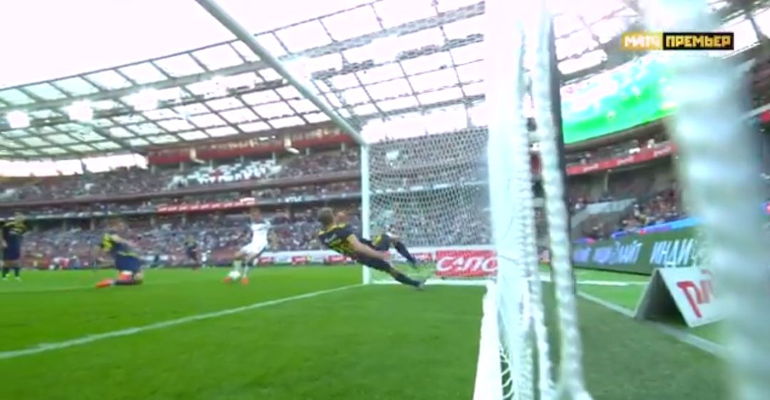 El jugador del Rostov tirándose para salvar el gol El jugador del Rostov tirándose para salvar el gol