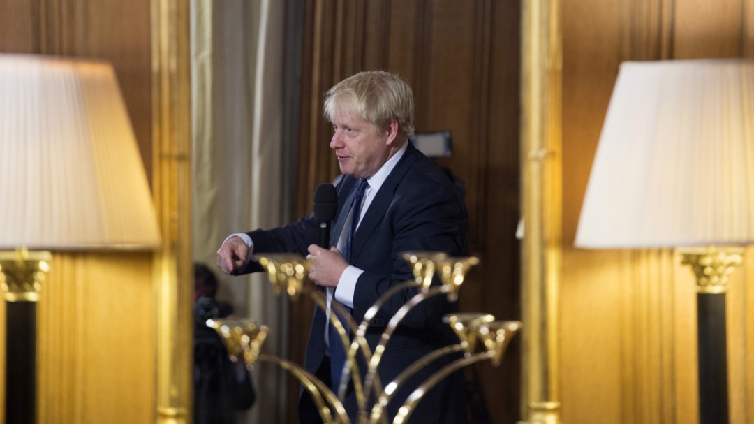 Johnson acusa a los conservadores rebeldes de minar su negociación con la UE