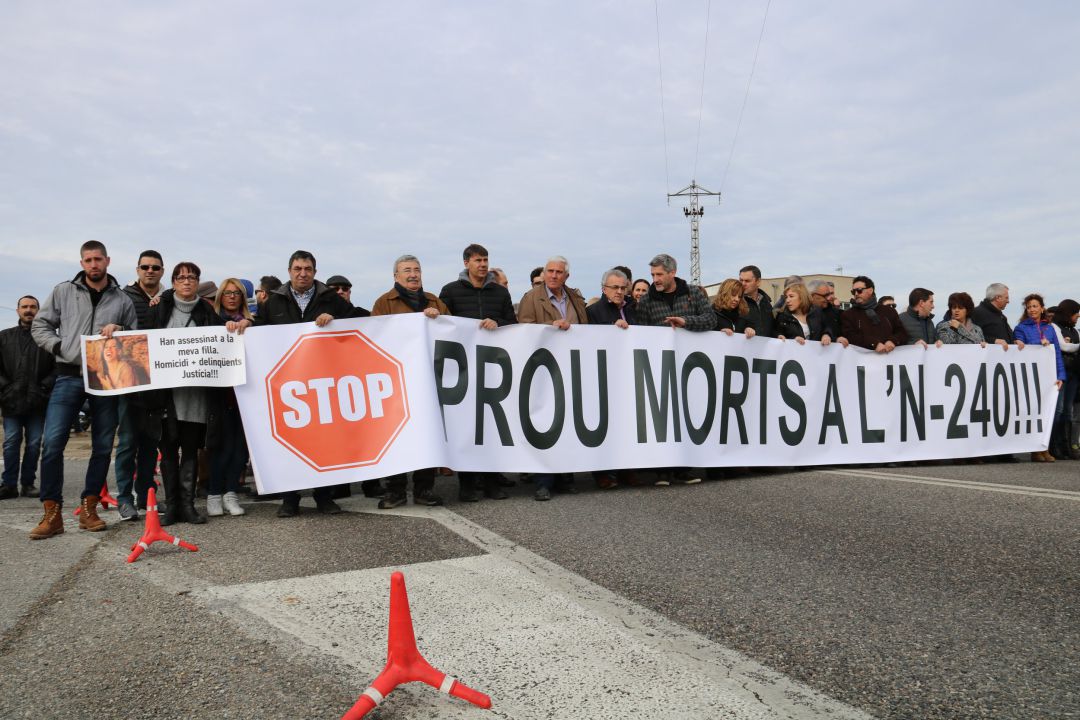 Foto d'arxiu d'una de les protestes de la Plataforma Prou Morts a la N-240 reivindicant millores en la seguretat viària d'aquesta carretera. Foto d'arxiu d'una de les protestes de la Plataforma Prou Morts a la N-240 reivindicant millores en la seguretat viària d'aquesta carretera.