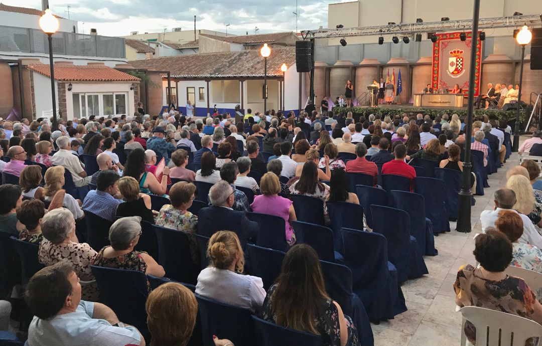 Acto institucional de las Fiestas del Vino, desarrollado en las Bodegas A7. Un espacio recuperado por el Ayuntamiento de Valdepeñas y que se convertirá en una gran plaza pública Acto institucional de las Fiestas del Vino, desarrollado en las Bodegas A7. Un espacio recuperado por el Ayuntamiento de Valdepeñas y que se convertirá en una gran plaza pública