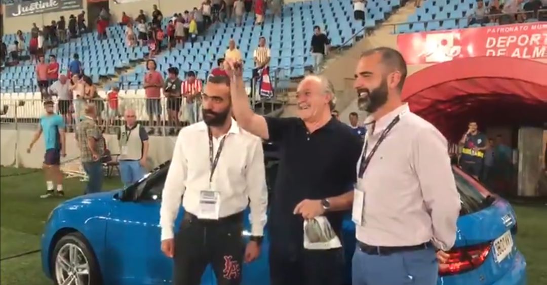El equipo directivo del Almería entrega las llaves del coche sorteado El equipo directivo del Almería entrega las llaves del coche sorteado