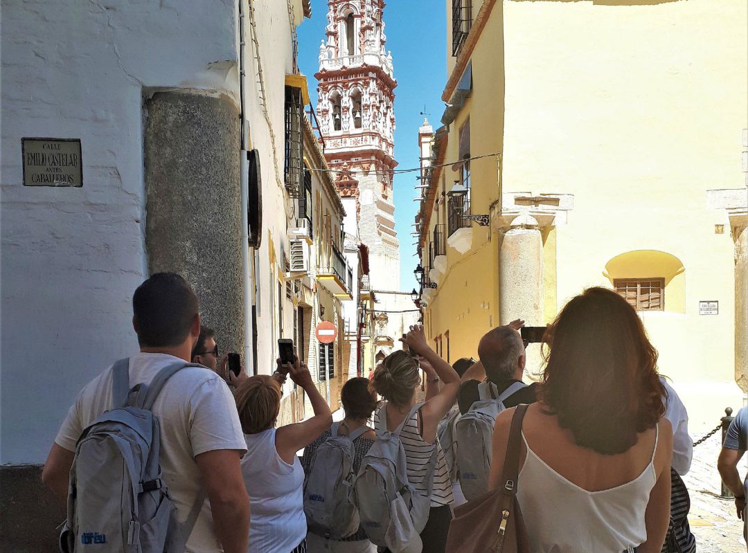 Unos turistas realizan fotografías en las calles de la localidad sevillana de Écija, en una imagen de archivo. Unos turistas realizan fotografías en las calles de la localidad sevillana de Écija, en una imagen de archivo.