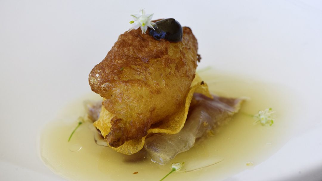 "Cebolla de Vilanova en tempura con caldo de jurel ahumado". "Cebolla de Vilanova en tempura con caldo de jurel ahumado".