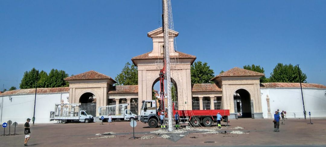 LLega el final del verano y los operarios empiezan a montar la iluminación de la Feria 2019 LLega el final del verano y los operarios empiezan a montar la iluminación de la Feria 2019