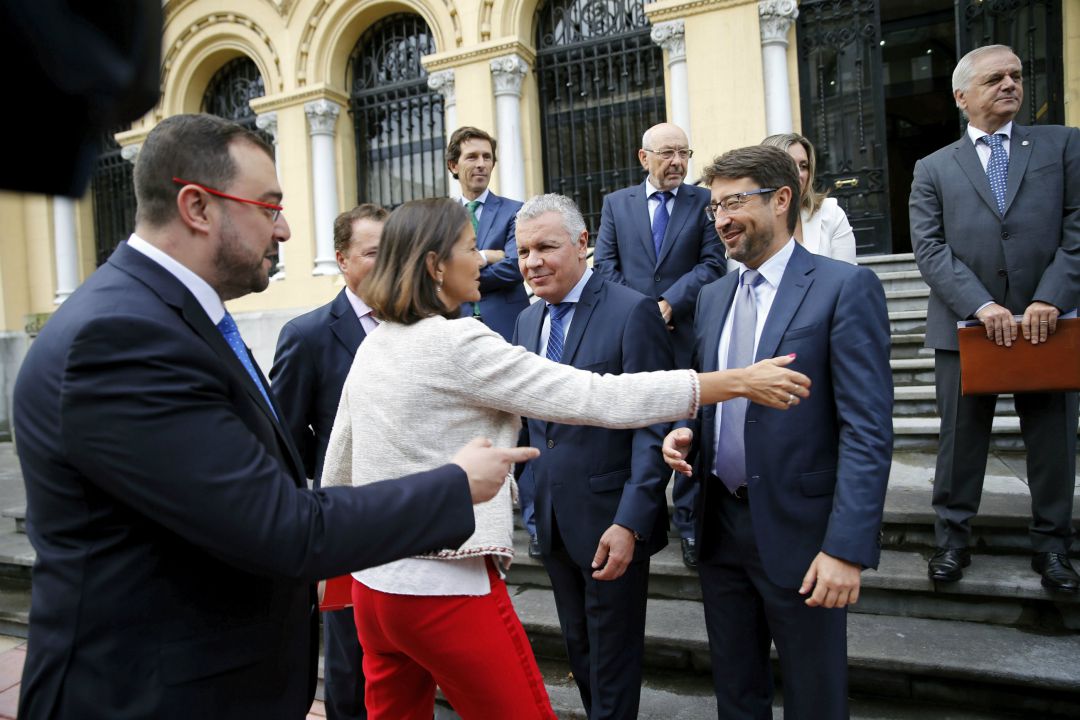 El desayuno de trabajo ha permitido a la FADE trasladar sus aspiraciones a la ministra, que en la fotografía saluda al consejero de Industria en presencia del presidente Barbón y del líder de la patronal, Belarmino Feito. El desayuno de trabajo ha permitido a la FADE trasladar sus aspiraciones a la ministra, que en la fotografía saluda al consejero de Industria en presencia del presidente Barbón y del líder de la patronal, Belarmino Feito.