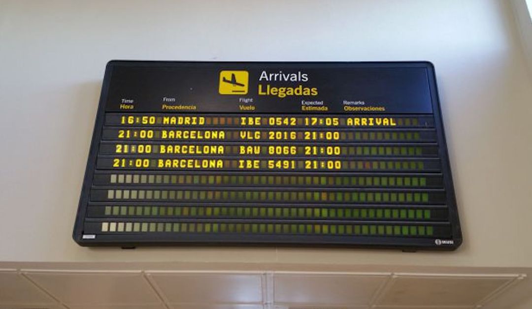 Panel informativo de vuelos en el aeropuerto de Granada Panel informativo de vuelos en el aeropuerto de Granada