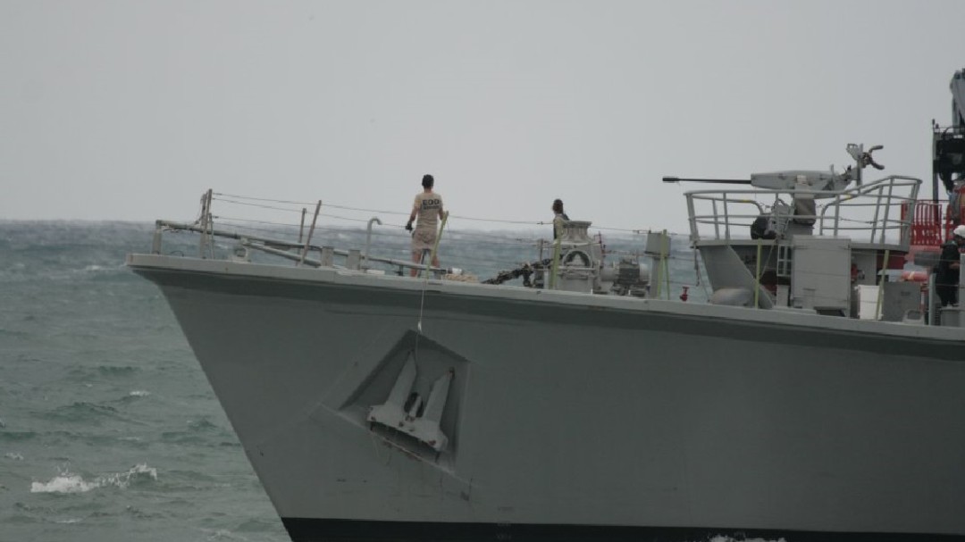 El 'Turia' es remolcado hacia astilleros de Navantia en Cartagena