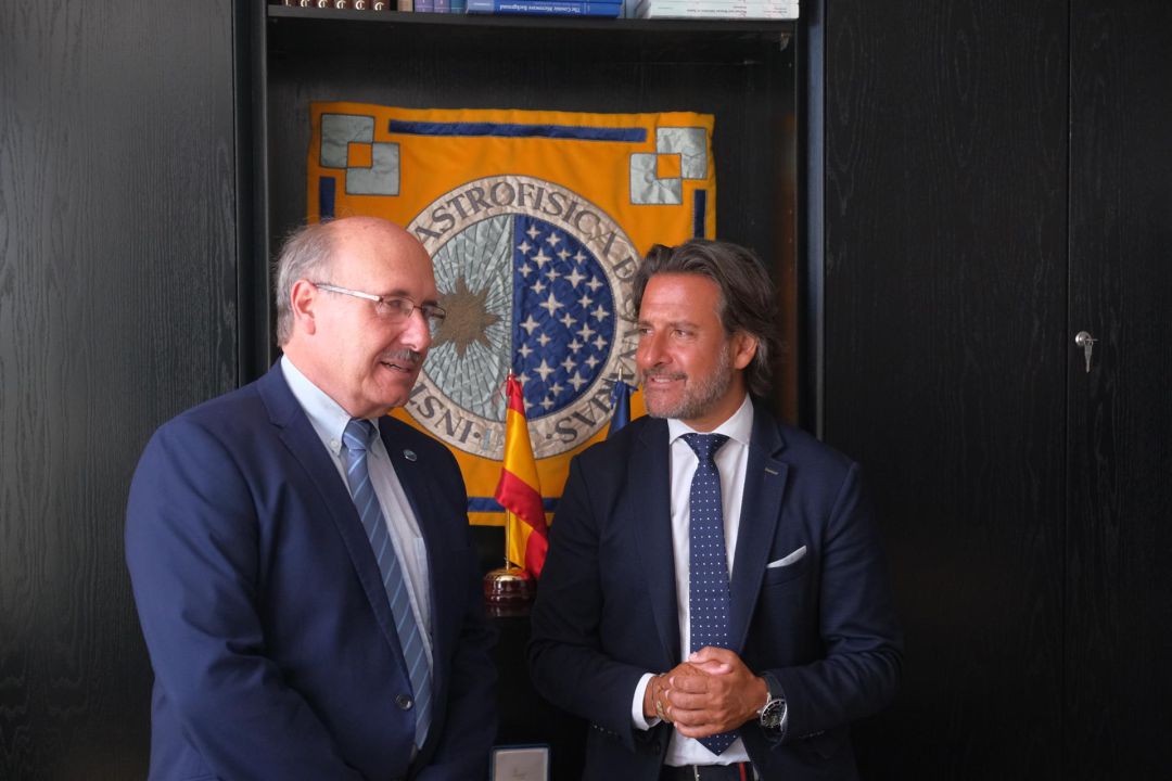 El presidente del Instituto Astrofísico de Canarias, Rafael Rebolo (izquierda), junto al presidente del Parlamento autonómico, Gustavo Matos (derecha) El presidente del Instituto Astrofísico de Canarias, Rafael Rebolo (izquierda), junto al presidente del Parlamento autonómico, Gustavo Matos (derecha)
