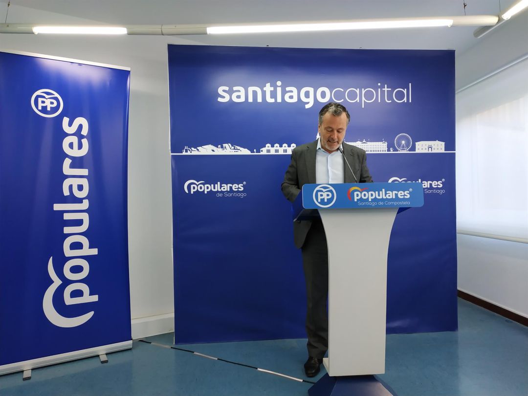 Agustín Hernández, en una rueda de prensa en la sede del PP de Santiago Agustín Hernández, en una rueda de prensa en la sede del PP de Santiago