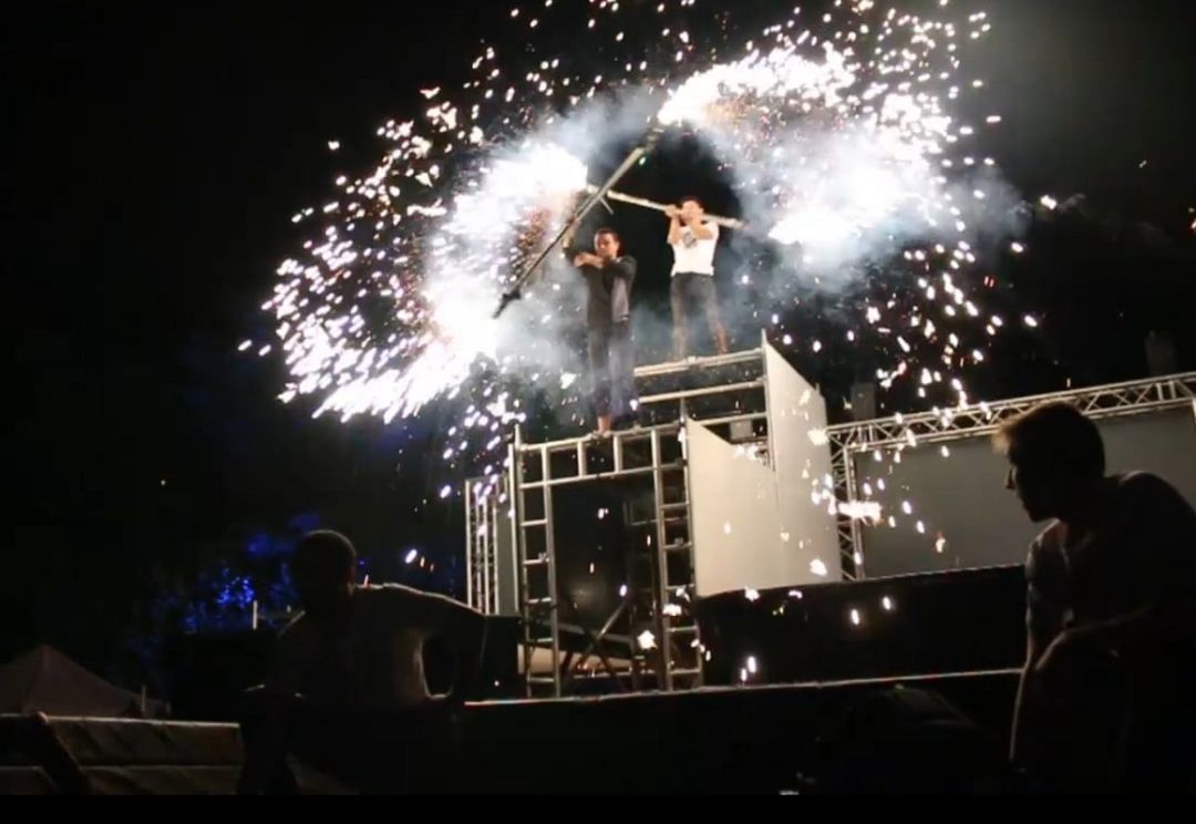 Momento del espectáculo On Fire de la compañía belga Cirqulation Locale. Momento del espectáculo On Fire de la compañía belga Cirqulation Locale.