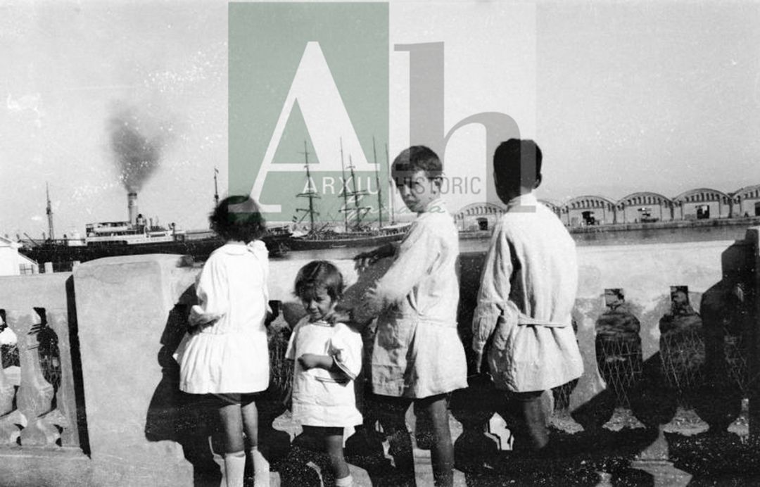 Imagen de una familia de Alcoi en la playa de Gandia. Imagen de una familia de Alcoi en la playa de Gandia.