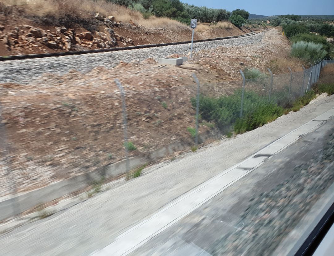 Vía convencional del tren de la línea Granada-Bobadilla en el término de Loja (Granada) vista desde el AVE Vía convencional del tren de la línea Granada-Bobadilla en el término de Loja (Granada) vista desde el AVE