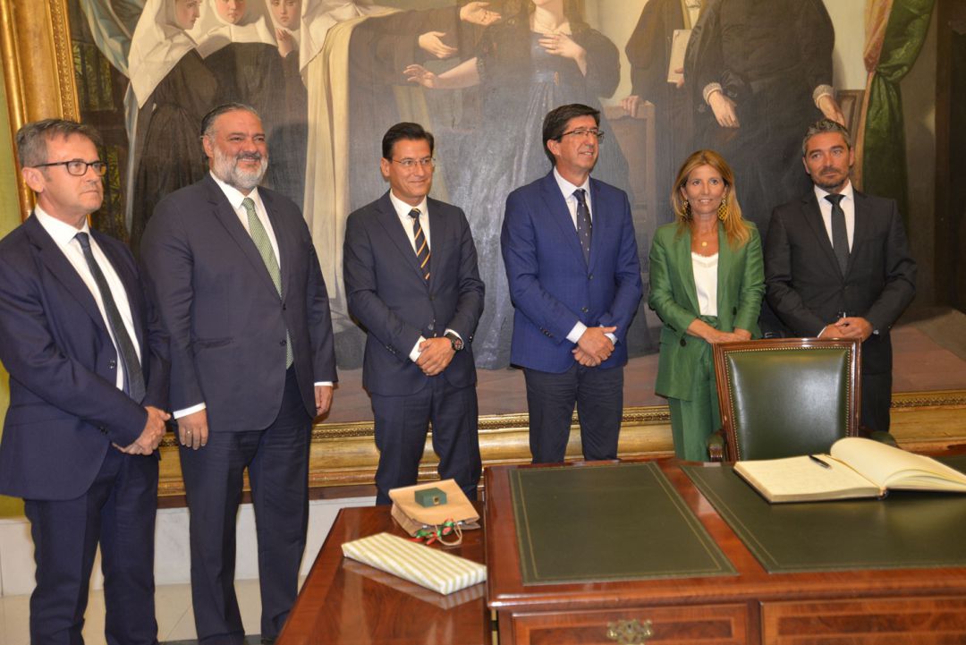 El alcalde de Granada, Luis Salvador, y el vicepresidente de la Junta, Juan Marín (en el centro), en el despacho conocido como 'de la Mariana' en el Ayuntamiento de Granada El alcalde de Granada, Luis Salvador, y el vicepresidente de la Junta, Juan Marín (en el centro), en el despacho conocido como 'de la Mariana' en el Ayuntamiento de Granada