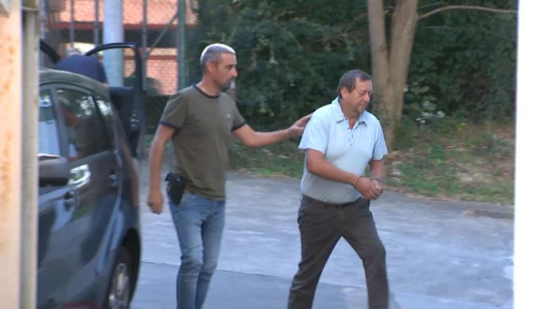 El presunto autor del crimen a su llegada a los juzgados de O Porriño El presunto autor del crimen a su llegada a los juzgados de O Porriño