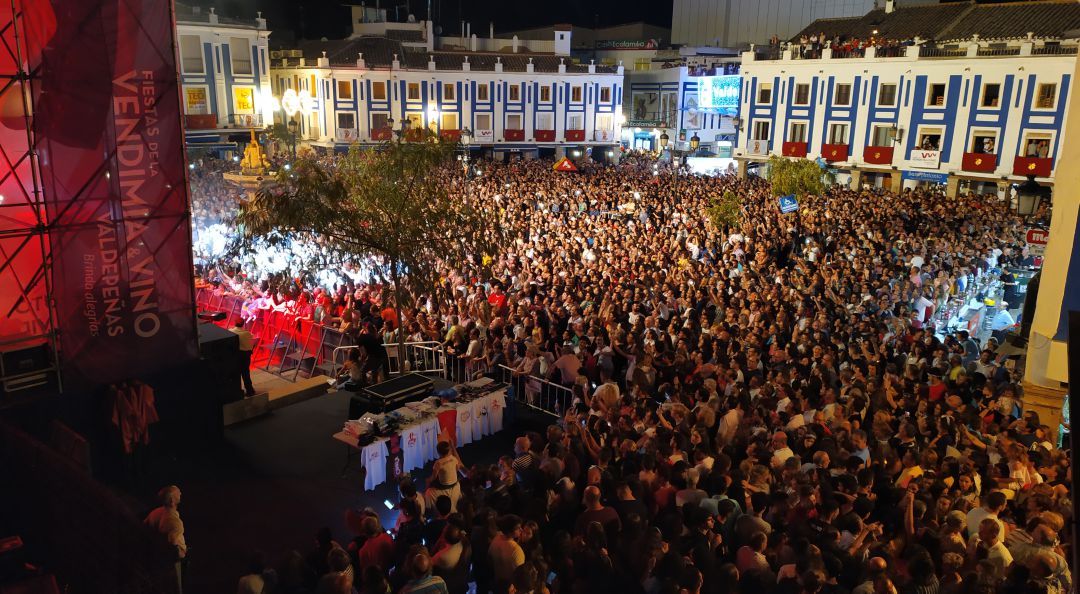 Más de 9.000 personas asistieron al concierto de "Camela" en la 66 edición de las Fiestas del Vino de Valdepeñas (Ciudad Real) Más de 9.000 personas asistieron al concierto de "Camela" en la 66 edición de las Fiestas del Vino de Valdepeñas (Ciudad Real)