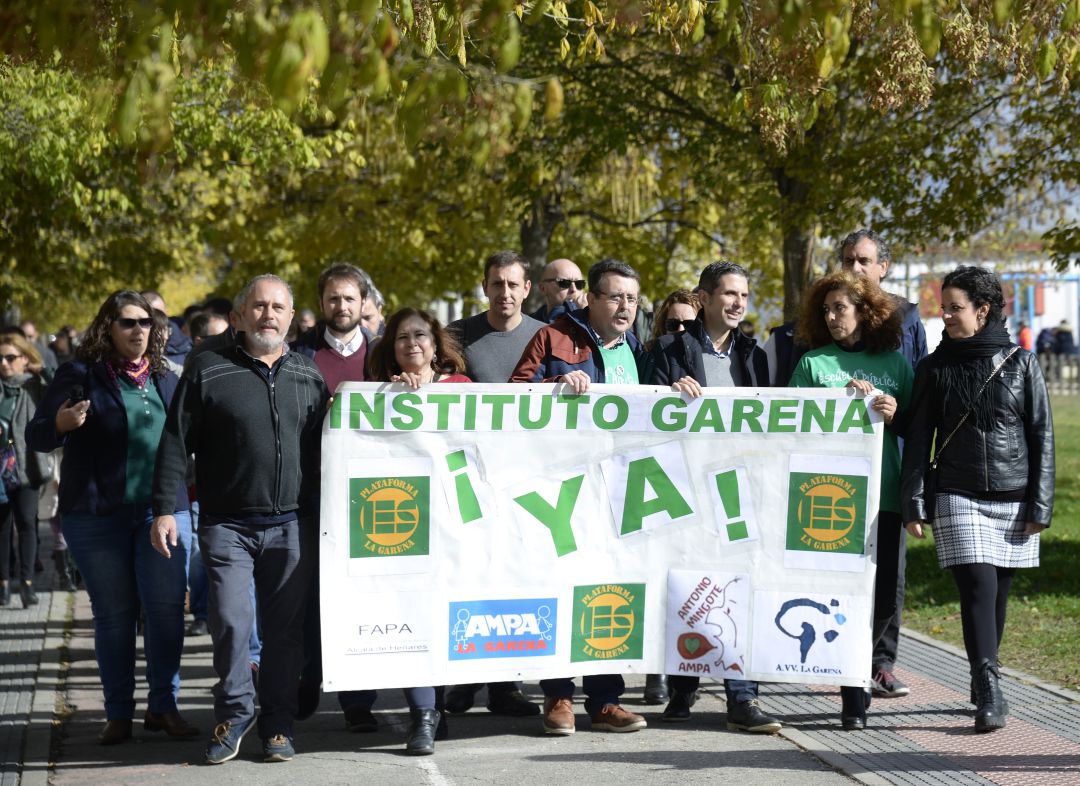 Miembros de la Plataforma Instituto La Garena Ya y del equipo de Gobierno de Alcalá de Henares se manifiestan a favor del centro IES Francisca de Pedraza. Miembros de la Plataforma Instituto La Garena Ya y del equipo de Gobierno de Alcalá de Henares se manifiestan a favor del centro IES Francisca de Pedraza.