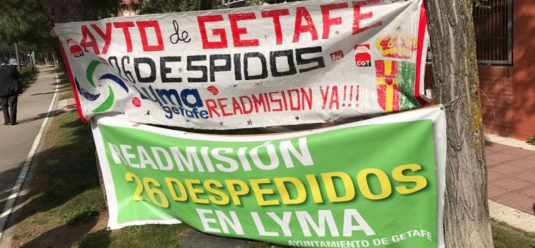 Pancartas pidiendo la readmisión de los despedidos en LYMA Pancartas pidiendo la readmisión de los despedidos en LYMA