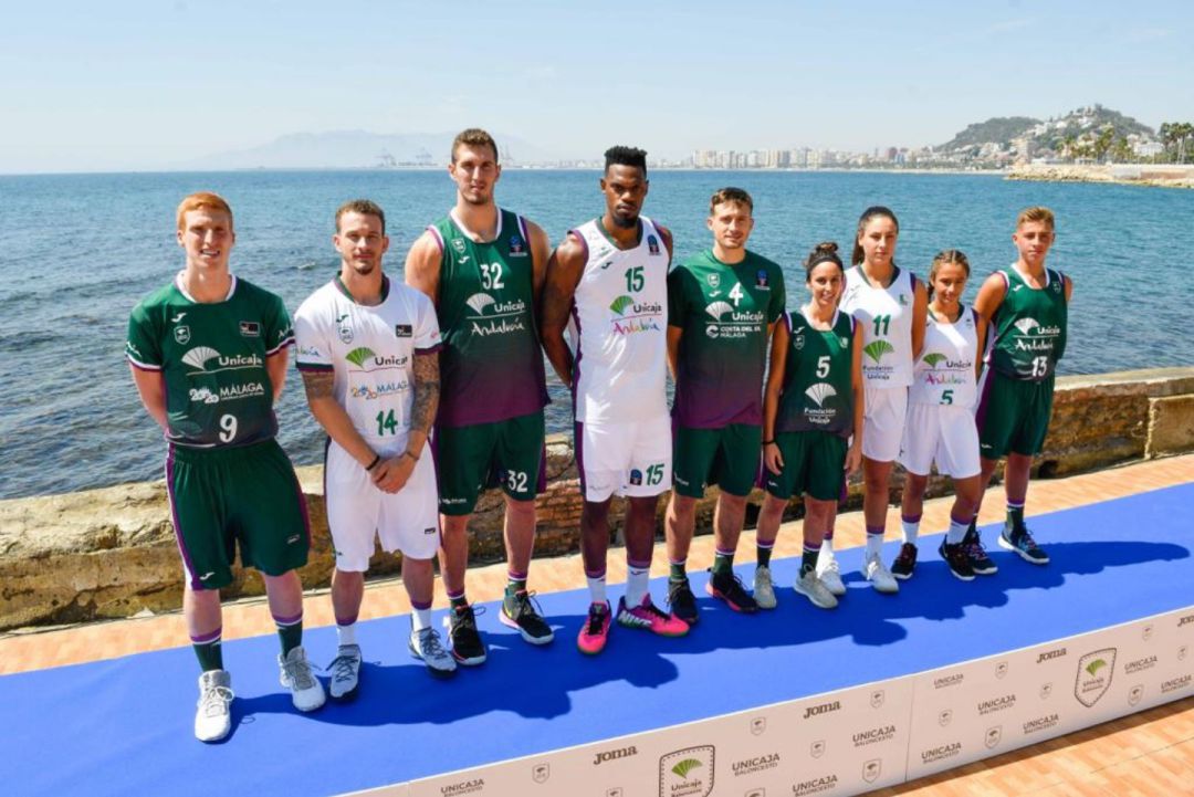 Miembros del CB Unicaja posan en los Baños del Carmen con las nuevas camisetas Miembros del CB Unicaja posan en los Baños del Carmen con las nuevas camisetas