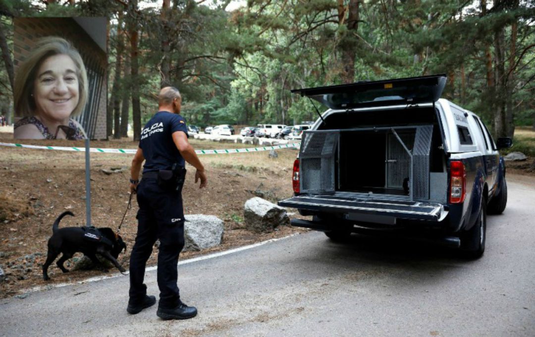 Efectivos de la Policía con perros rastrean la zona de Cercedilla donde apareció el coche de la exesquiadora Efectivos de la Policía con perros rastrean la zona de Cercedilla donde apareció el coche de la exesquiadora
