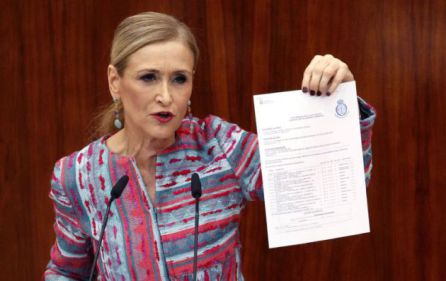 Cifuentes exhibe documentación de su máster en la Asamblea Cifuentes exhibe documentación de su máster en la Asamblea